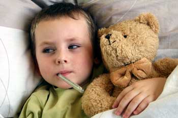 Bild von Erkältung -  Kind und Teddy mit Fiebermesser