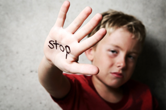 Bild von Kindesmissbrauch kann körperlich aber auch psychisch erfolgen.